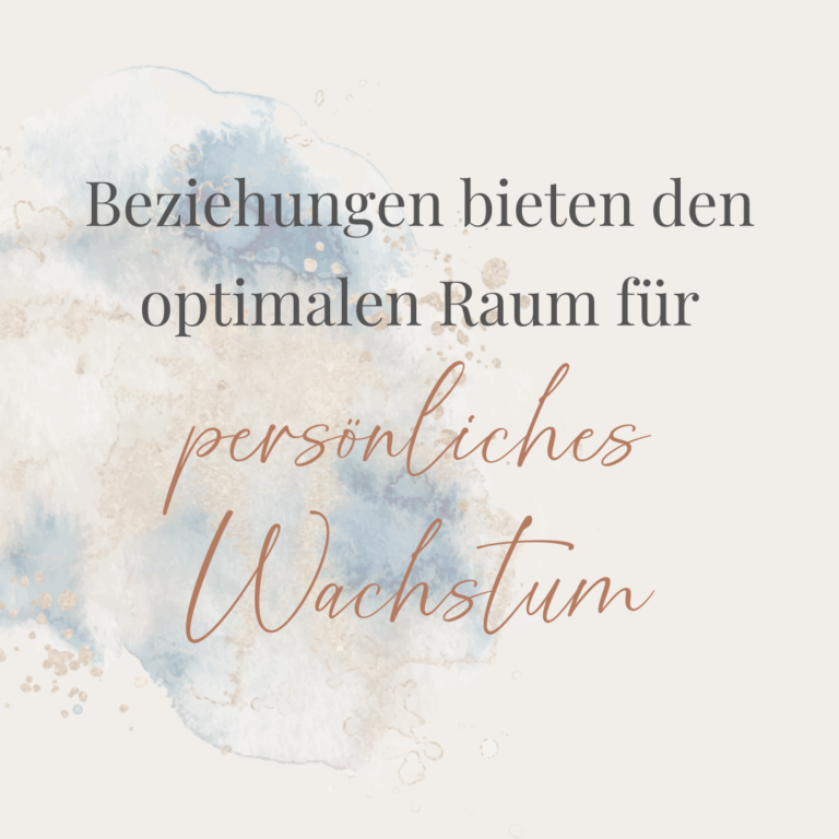 "Beziehungen bieten den optimalen Raum für persönliches Wachtum" Bildtext auf beigem Hintergrund